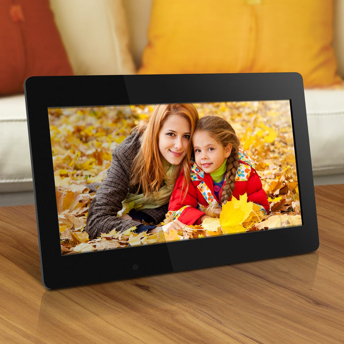 aluratek 18 digital photo frame 4gb lifestyle