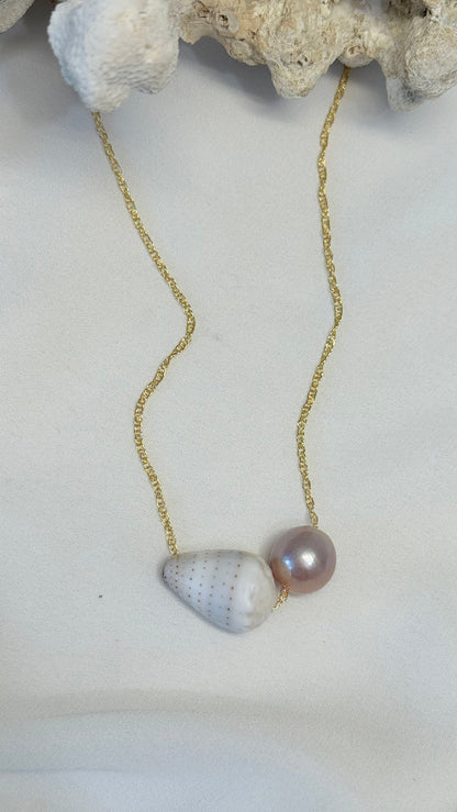 Abbreviated Cone Shell x pearl floating necklace