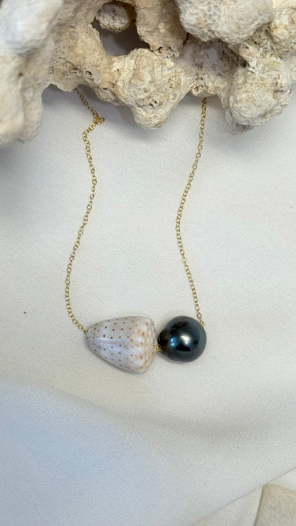 Abbreviated Cone Shell x pearl floating necklace