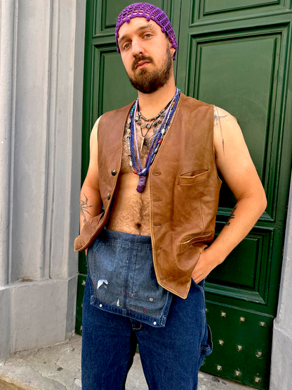 gilet in pelle marrone con fodera in tessuto viola