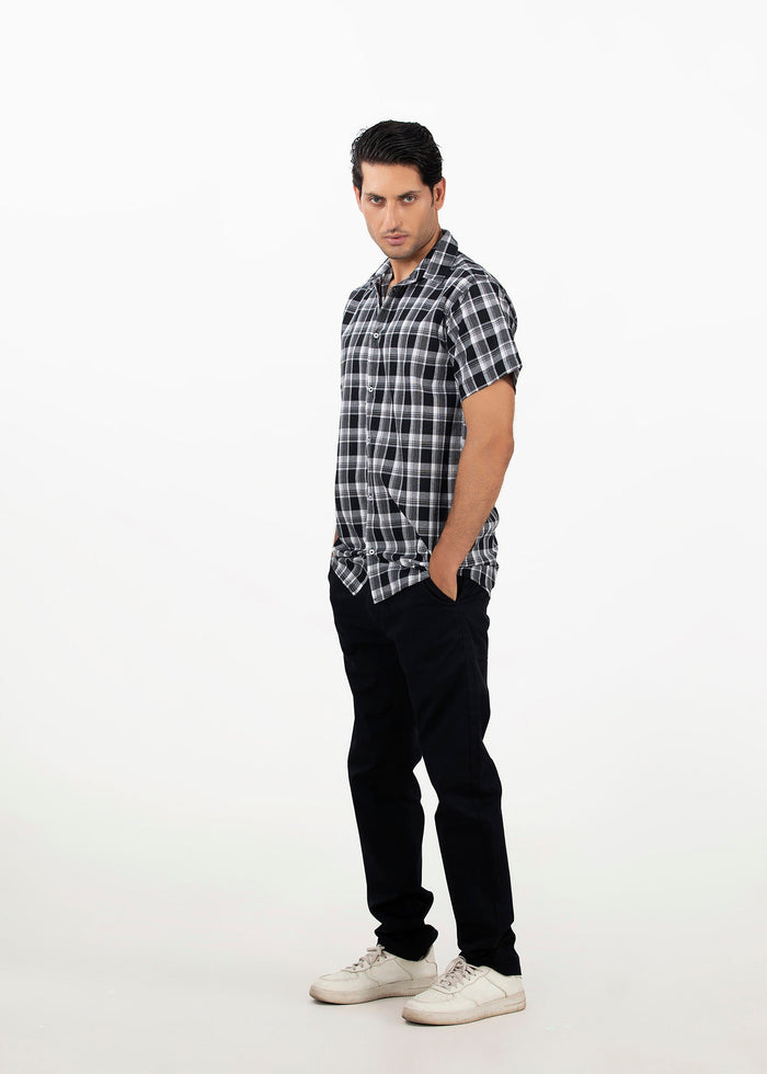 Men's black-and-white check short-sleeve button-up shirt, side view, cotton