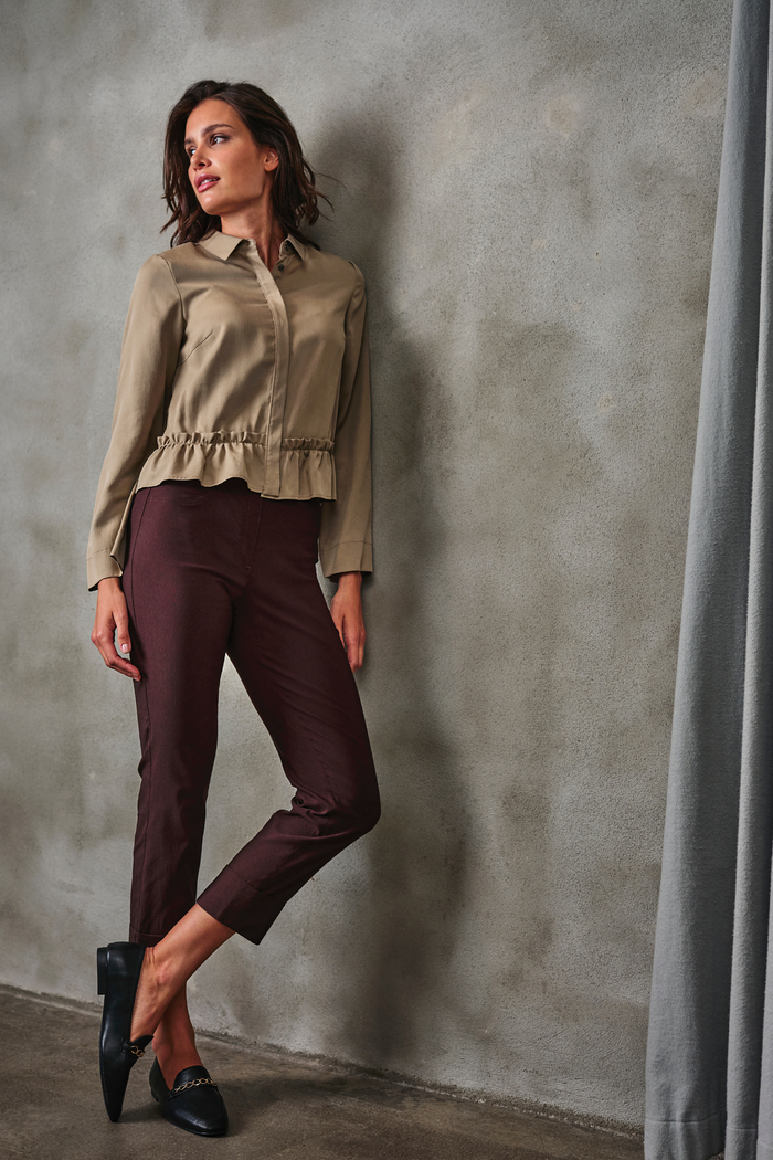 Robell Bella 09 trousers in stretch bengaline with a flattering pull-on fit. Smart, comfortable and easy to wear. Shop now at Dotique.