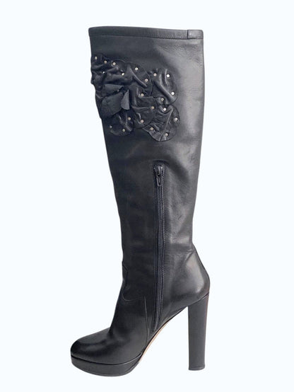 Stivali con tacco in pelle nera con fiori